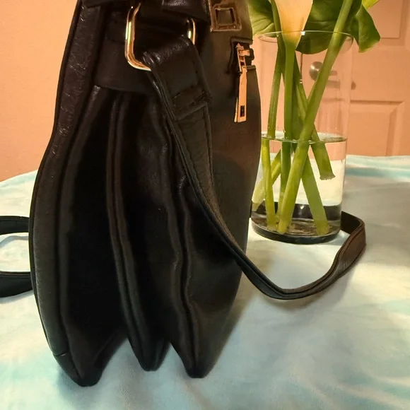 VINTAGE Women’s Black Leather Crossbody
Handbag/Purse with Kiss-Lock Top - Picture 9 of 12